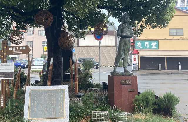 ガラスのうさぎ像